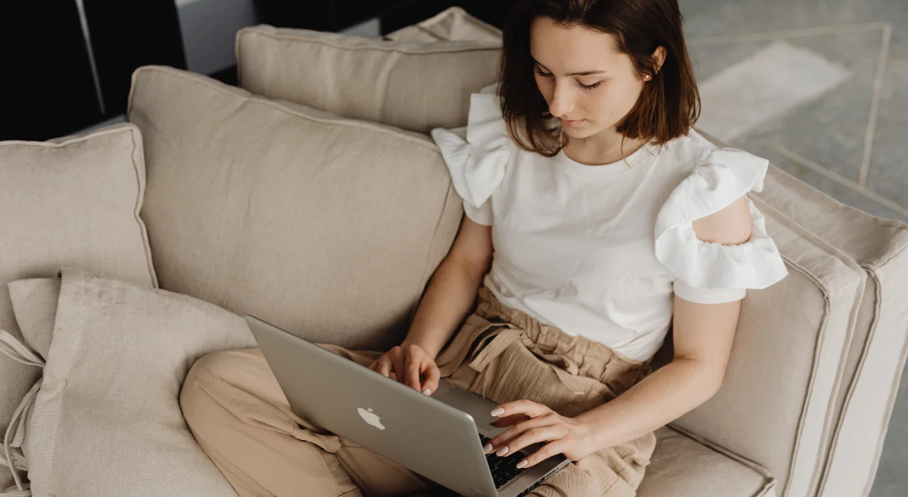 Mädchen beim Surfen im Internet
