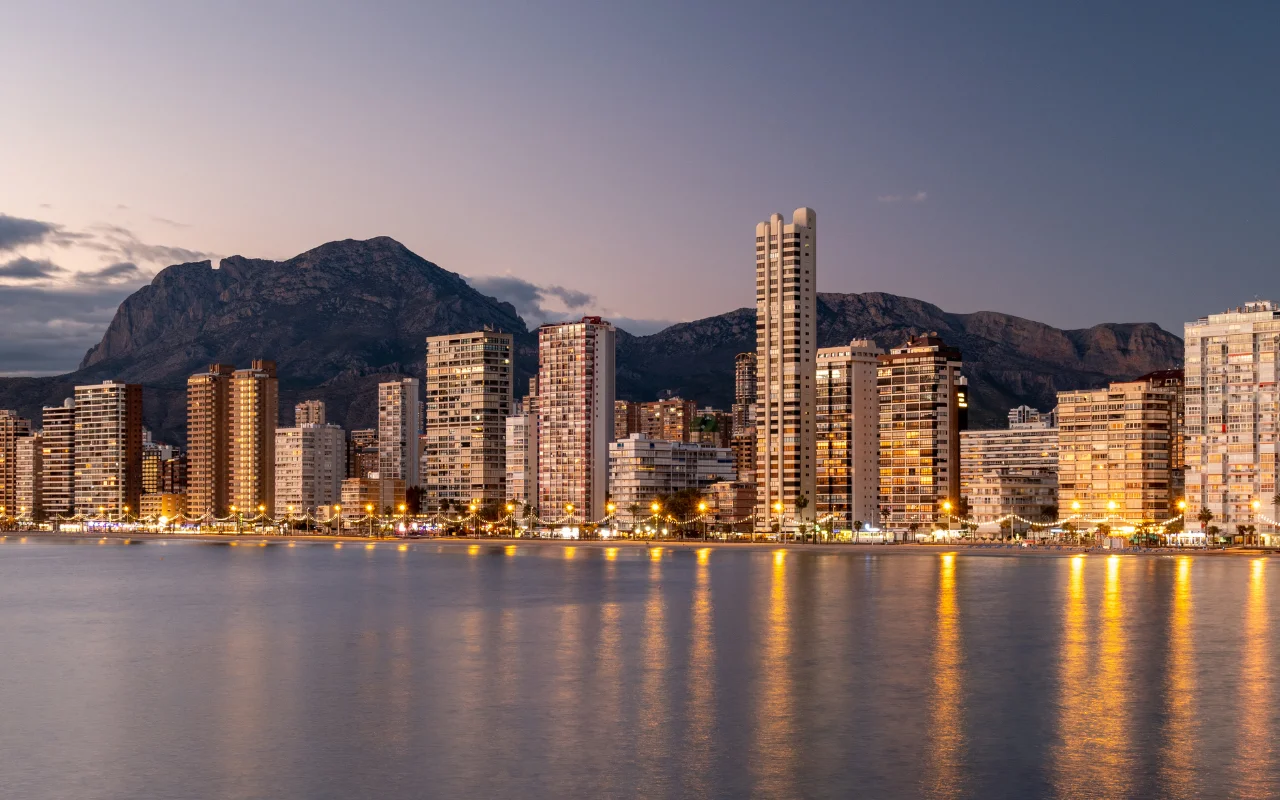 Skyline van Levante-strand in Benidorm met wolkenkrabbers, gezien vanaf het strand
