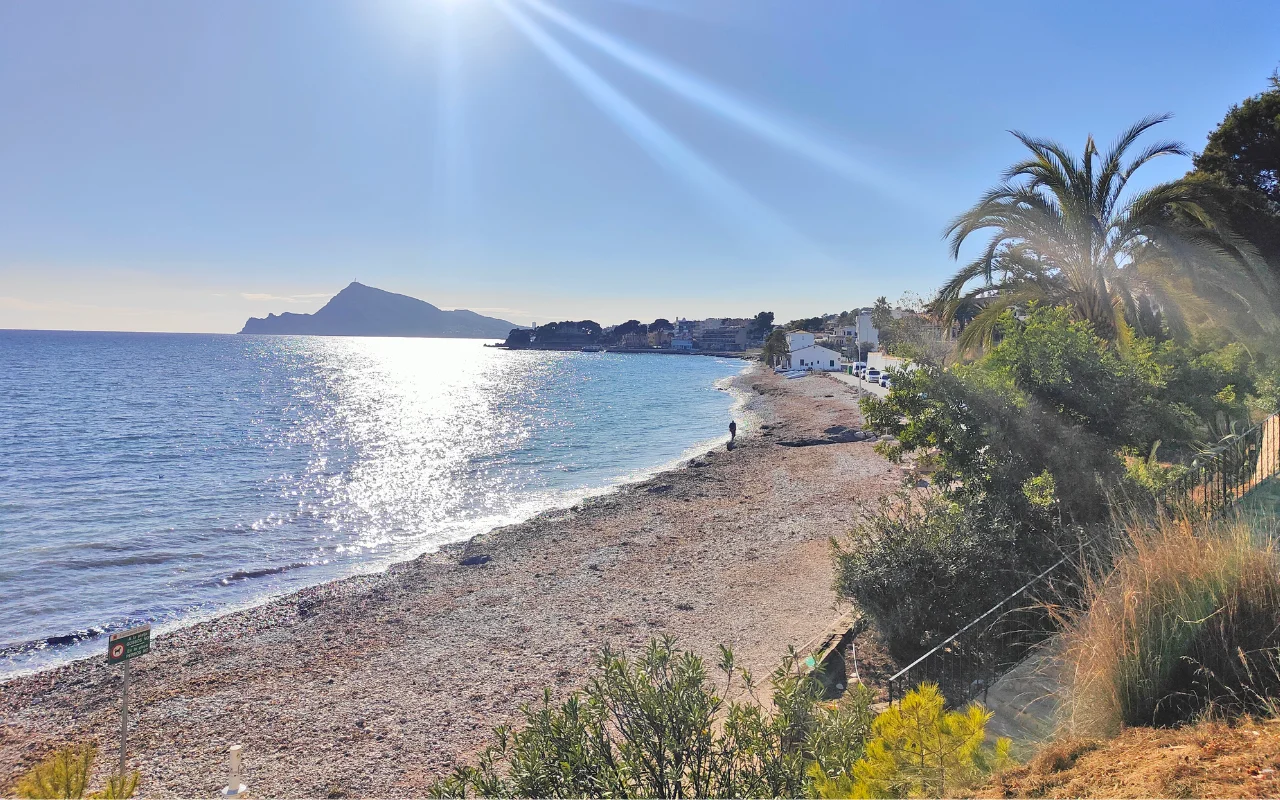 Vistas hacia la playa de la Olla y el Faro del Albir al fondo