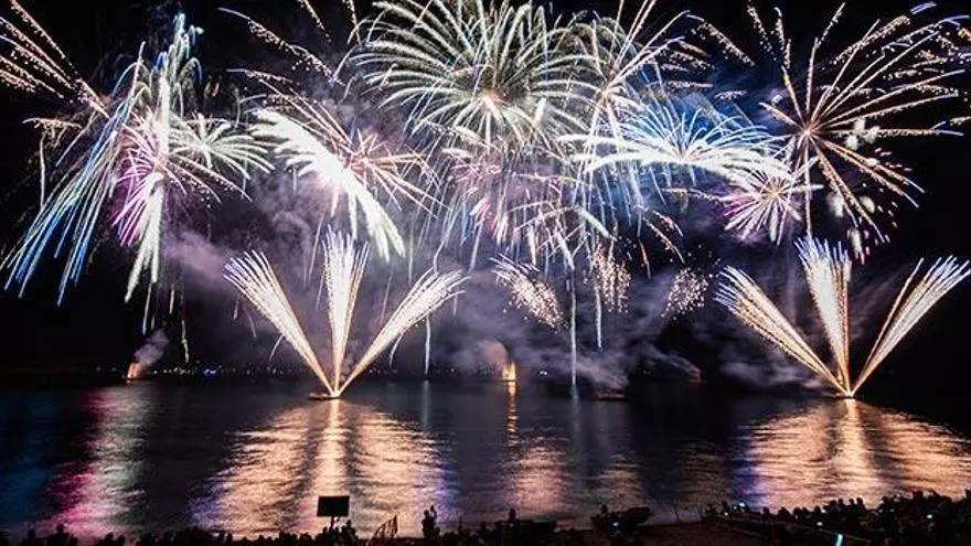 Castell de l'Olla fireworks in Altea