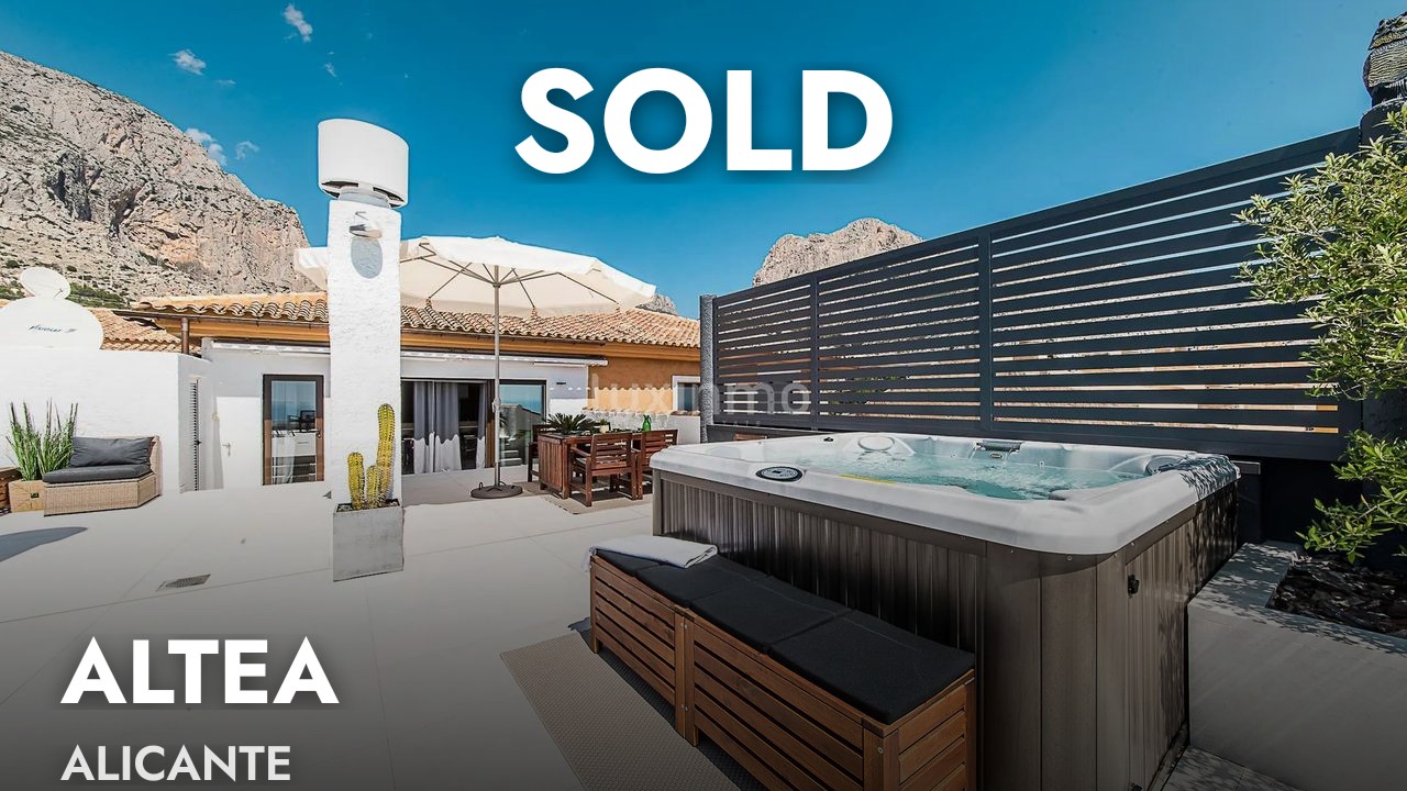 Modern renovated penthouse with sea views for sale in Mascarat, Altea